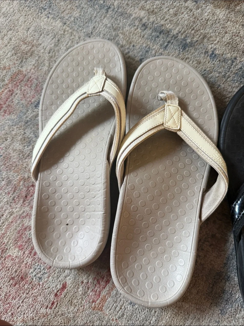 2 pair of Vionic Sandals Flip Flops in Black and Cream